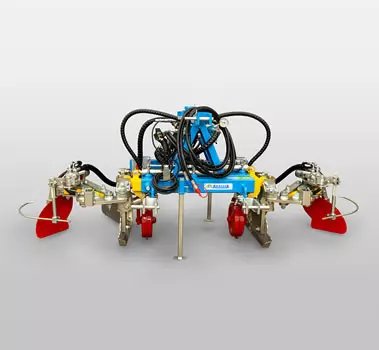 Single / Double tool carrier with hydraulic widening and parallelogram inter-row kit. It is used in farms where the non-crop of the row is practised, working only the inter-row