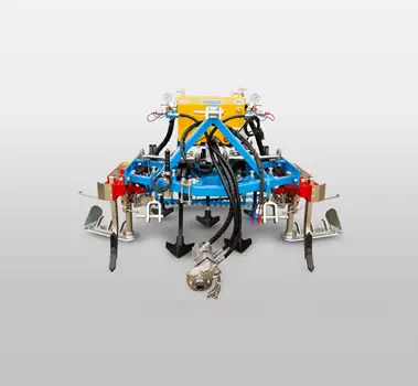 Cultivator with springs, hydraulic widening and roller equipped by double hydraulic inter-row blades. It gives the possibility to work simultaneously the RH and LH inter-rows and center simultaneously