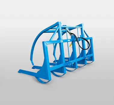 Rake for gathering trimmings equipped by hydraulic arm with quick couplings to the tractor. Suitable for vineyards, olive groves and orchards