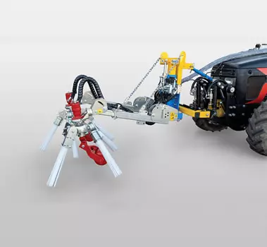 Agricultural machine for to gather pruning residues in the row center so that can be shredded, pressed or simply removed